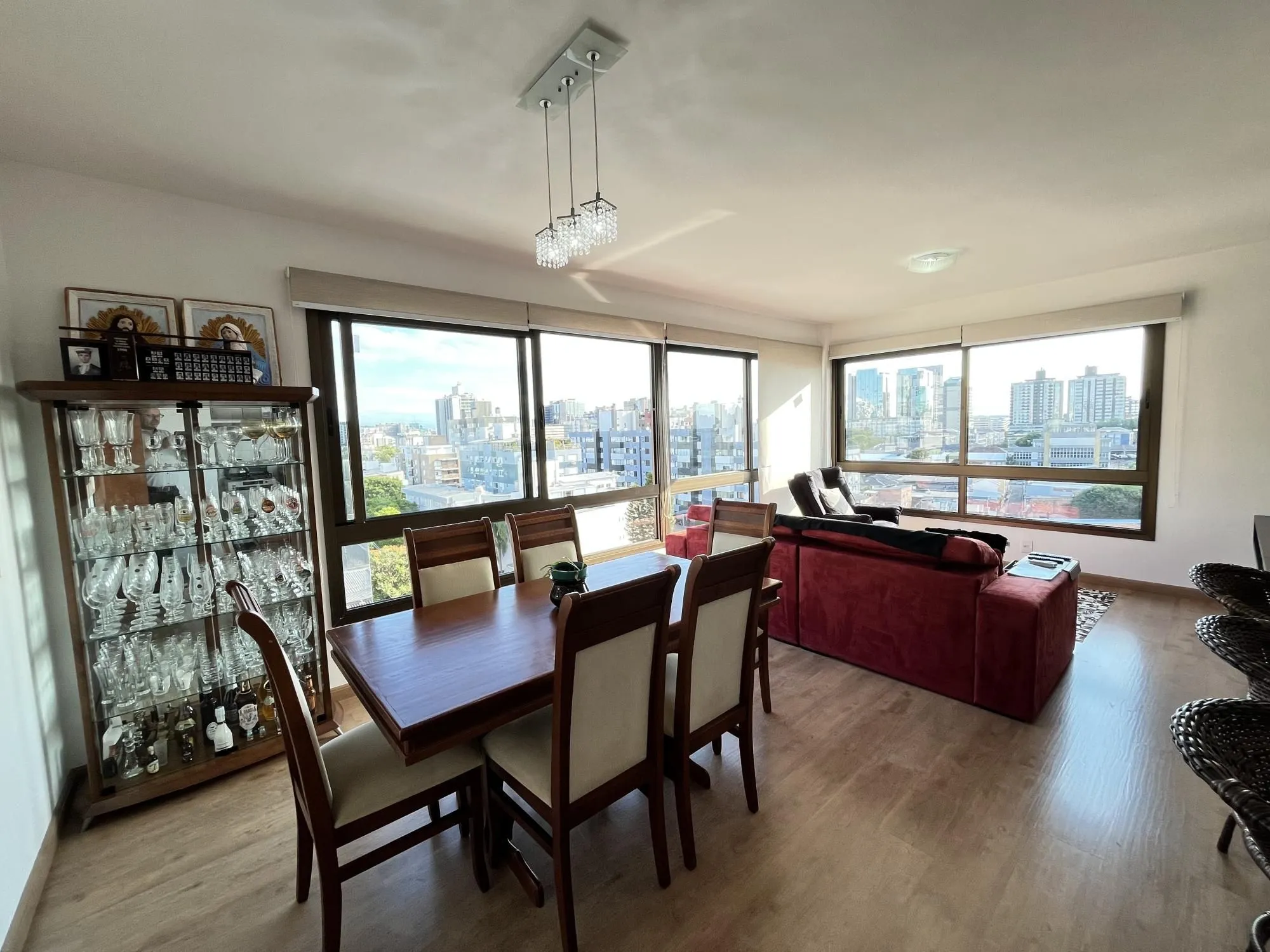 Imagem Apartamento de 3 quartos, suíte e 2 vagas de garagem no bairro Menino Deus POA