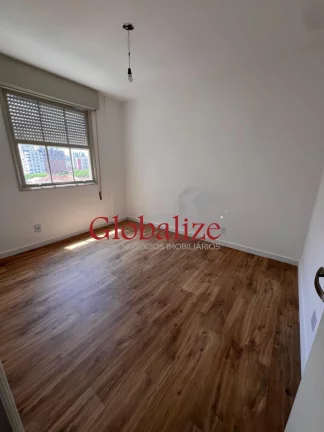 Imagem Apartamento com 2 suítes, vaga demarcada, elevador, todo reformado, amplo no Marapé em Santos por R$ 560.000,00