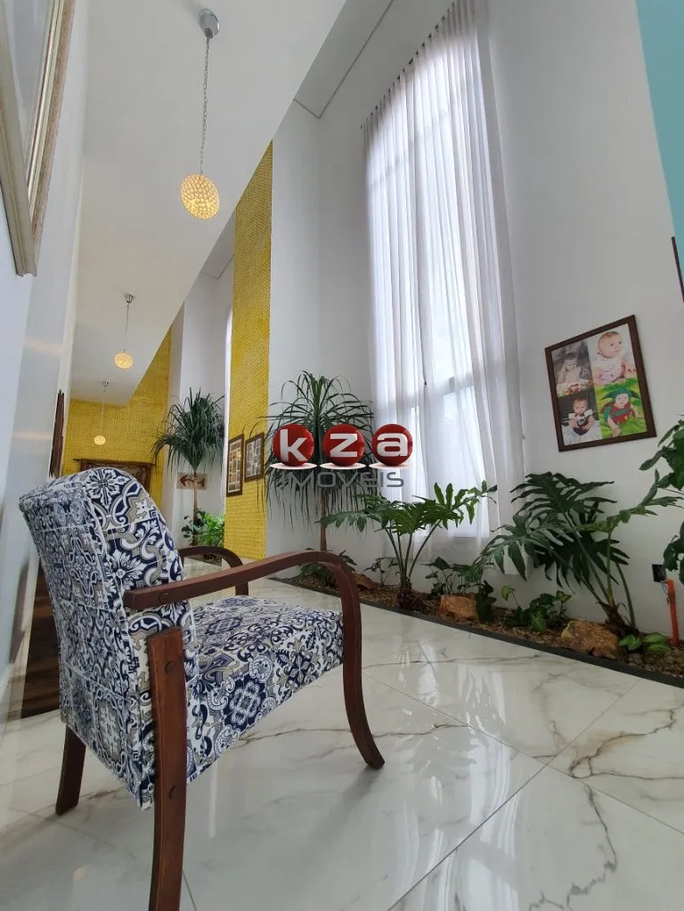 Imagem Casa de luxo no Condomínio Portal do Lago: 4 suítes, 3 salas, 7 banheiros, 2 vagas, 541m² em Valinhos-SP. Venda ou locação.