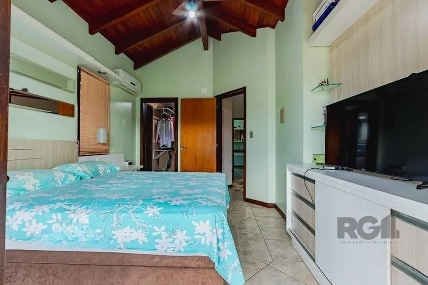 Imagem Excelente casa de 209m² com 3 dormitórios, piscina e 3 vagas de garagem.