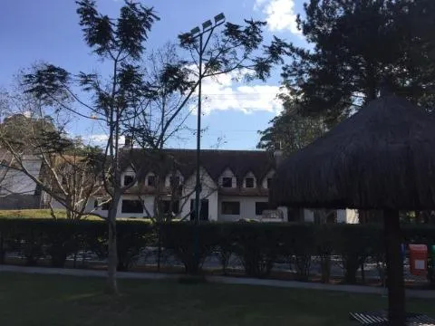 Imagem VENDA CASA EM ESTILO NORMANDO CONDOMÍNIO ARUJÁ HILLS I II com A/T 1838,23m², A/C 817,42m² e Pavimento térreo 408,71m². CONSULTE-NOS.