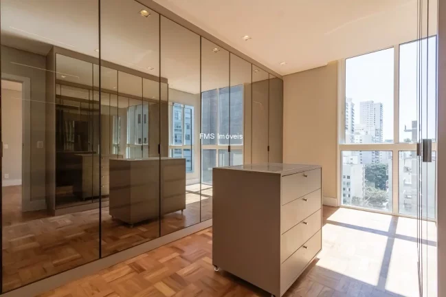 Imagem Apartamento à venda em Higienópolis, com 3 suítes, 2 vagas e 250m².