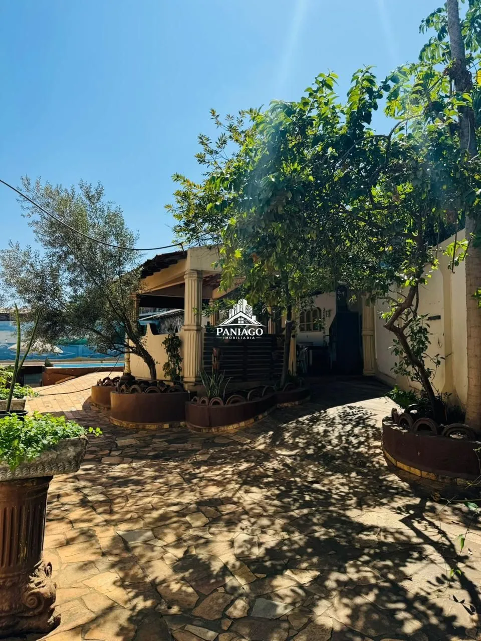 Imagem Casa com 5 quartos sendo 3 suites e 2 salas amplas