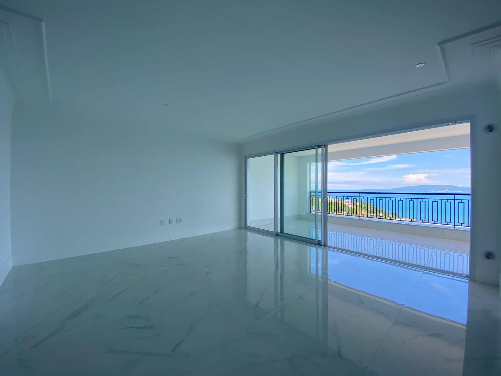 Imagem Apartamento com vista para o mar à venda com 190m2 por R$ 4.800.000,00