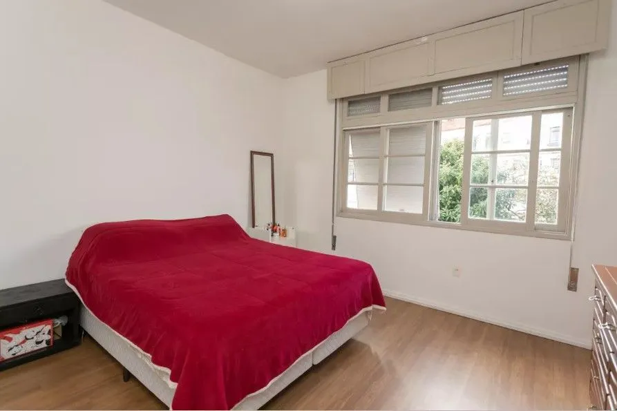 Imagem Amplo apartamento no Bairro Petrópolis com 2 vagas de garagem