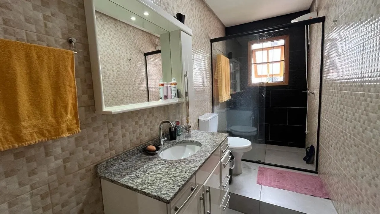 Imagem Casa de 4 dormitórios no bairro Santo Antônio, Porto Alegre