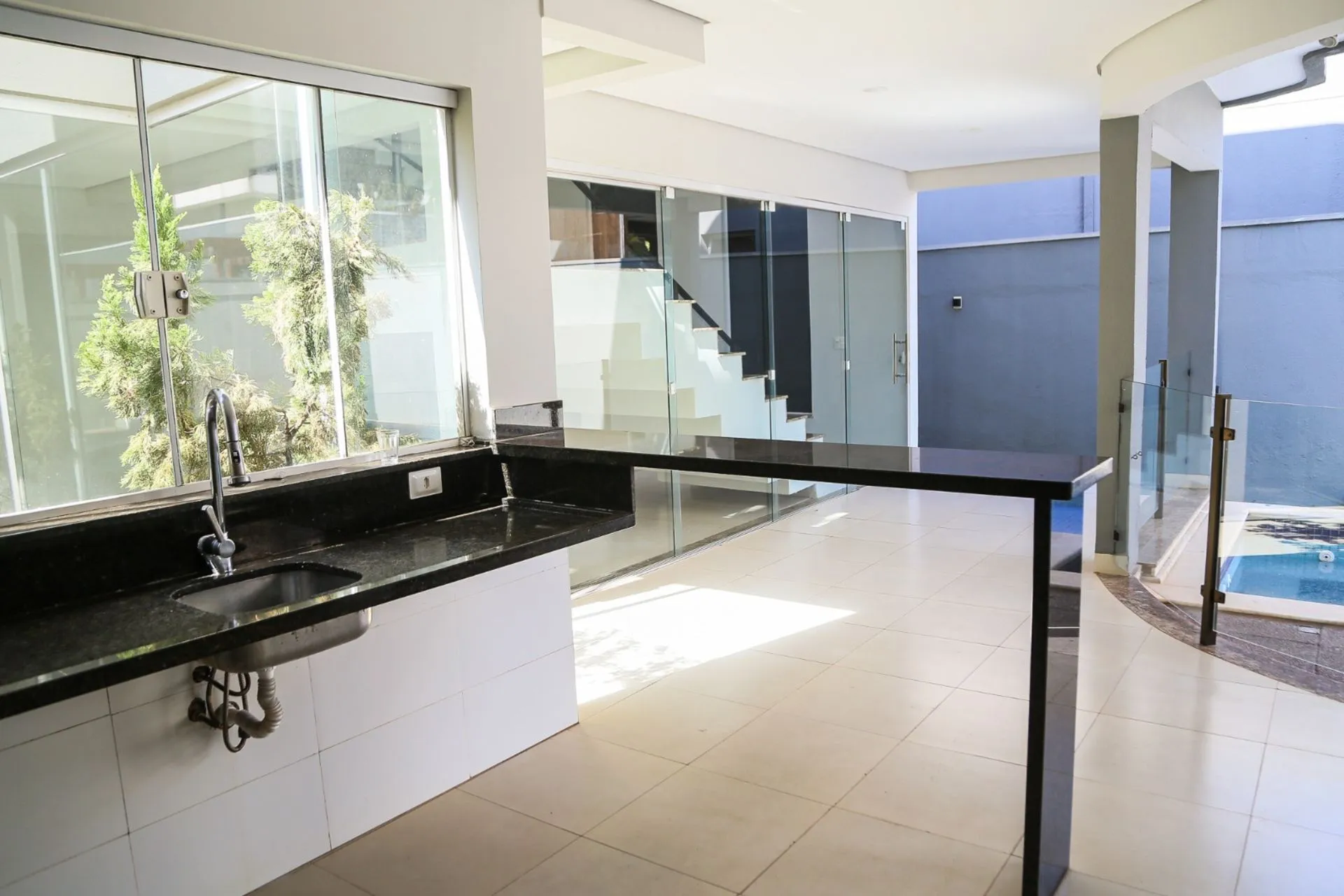 Imagem Sobrado Moderno de Alto Padrão - 5 Qts (2 Suítes), piscina.