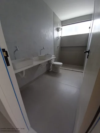 Imagem Casa de luxo em condomínio à venda em Camaçari-BA, Vila de Abrantes: 4 quartos, 4 suítes, 2 salas, 1 banheiro, 3 vagas, 148m².