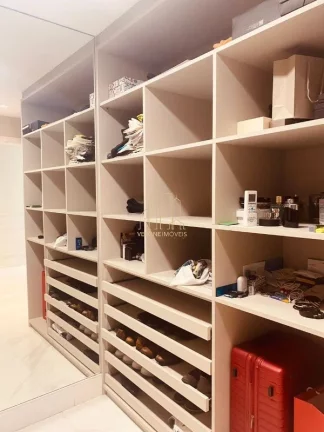 Imagem Casa Alto Padrão à Venda em Alphaville Salvador I | 5 Suítes | Porteira Fechada | Área Gourmet | Piscina