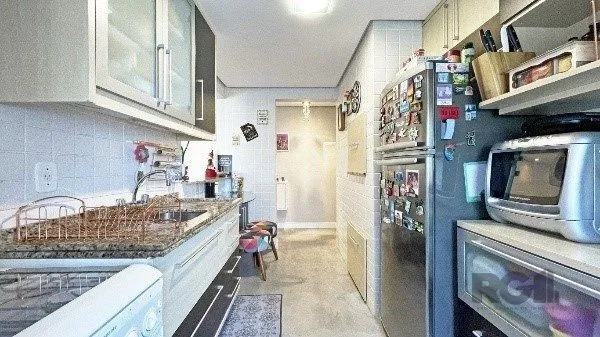 Imagem Apartamento de 2 dormitórios, 1 suíte e 1 vaga de garagem coberta e escriturada no bairro Floresta