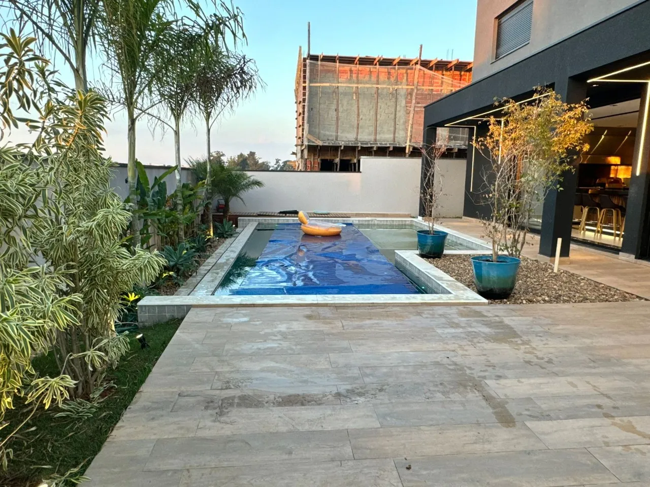 Imagem Luxuosa casa de 5 suítes em Alphaville Nova Esplanada, Votorantim-SP: 3 salas, 6 banheiros, 4 vagas, 460m². Venha conferir!