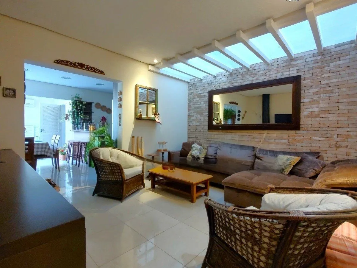 Imagem Casa com 4 dormitórios, espaço gourmet e terraço na Zona Norte de Porto Alegre