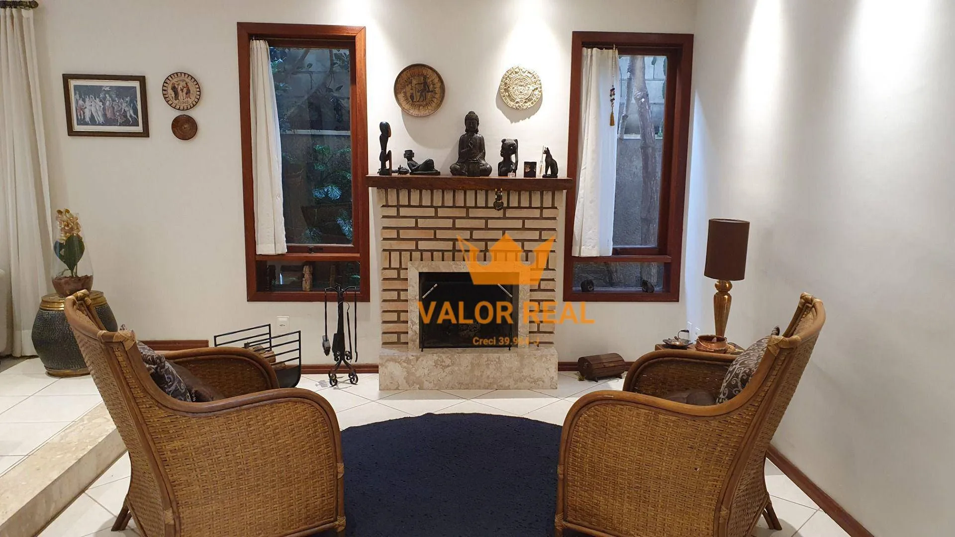 Imagem Casa em Condomínio de Alto Padrão, Venda ou Locação: AT 720 m2 e AC 390 m2, 4 suites, 4 vagas, piscina.