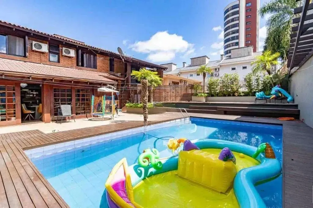 Imagem Casa com 4 dormitórios, suíte, piscina e 4 vagas.