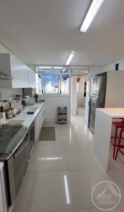 Imagem Apto. Alto Padrão em Coqueiros, Frente Mar com 4 Suítes e 300m² Privativos