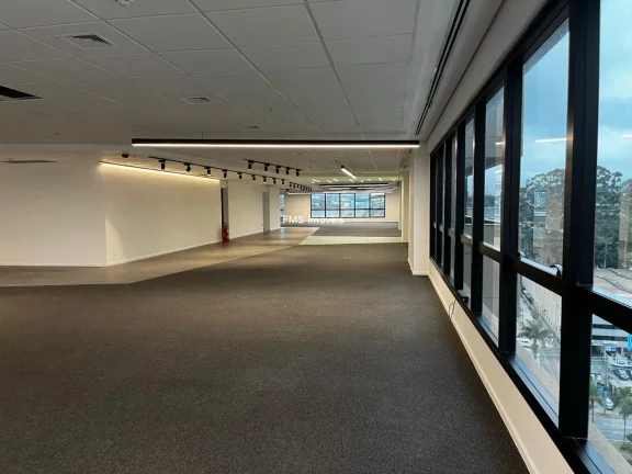 Imagem Conjunto comercial com 1.354m² para locação em Alphaville.
