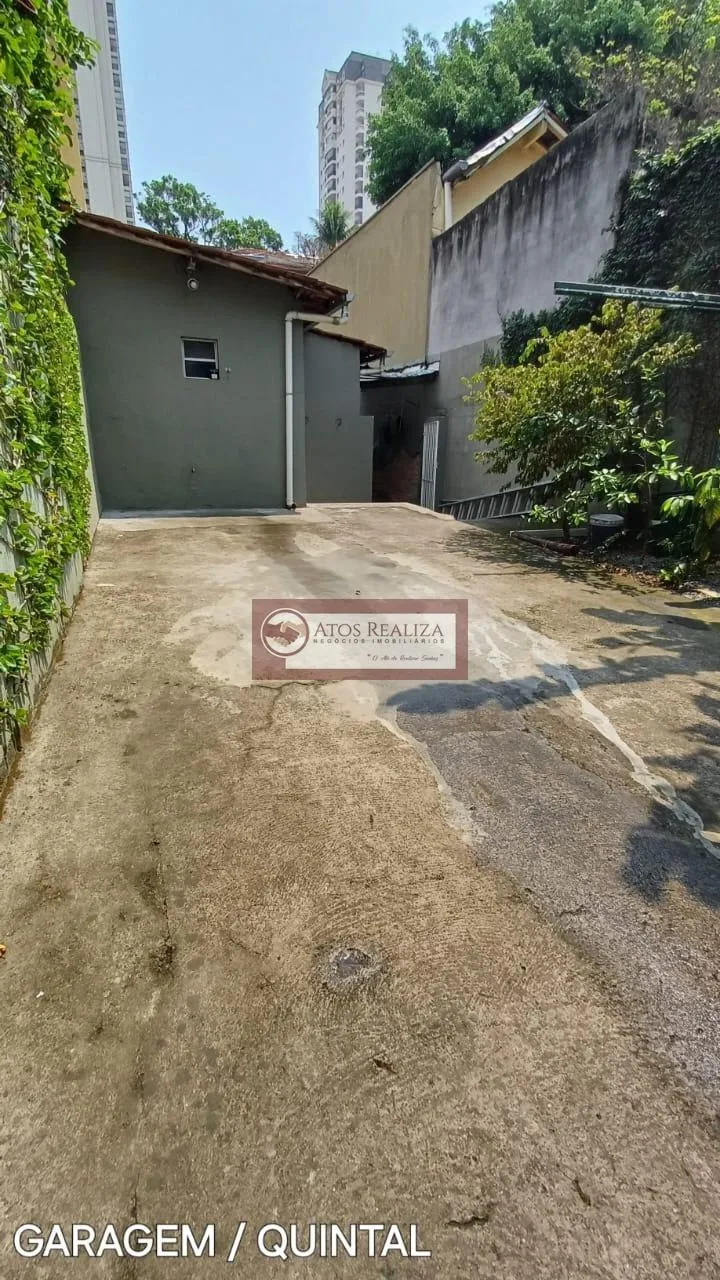 Imagem Vendo Excelente oportunidade na Lapa. Casa de 2 Dormitórios sendo uma suíte, sala em 2 ambíentes, 2 vagas de garagem, áreatotal 171m2, frente para 2 ruas, Jardim com algo natural, quintal com Árvores frutíferas produzindo, aproveite essa oportunidade, Val