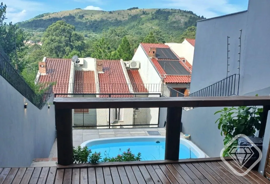 Imagem Casa com vista privilegiada em rua sem saída, tranquila e silenciosa.

Esta residência combina amp...