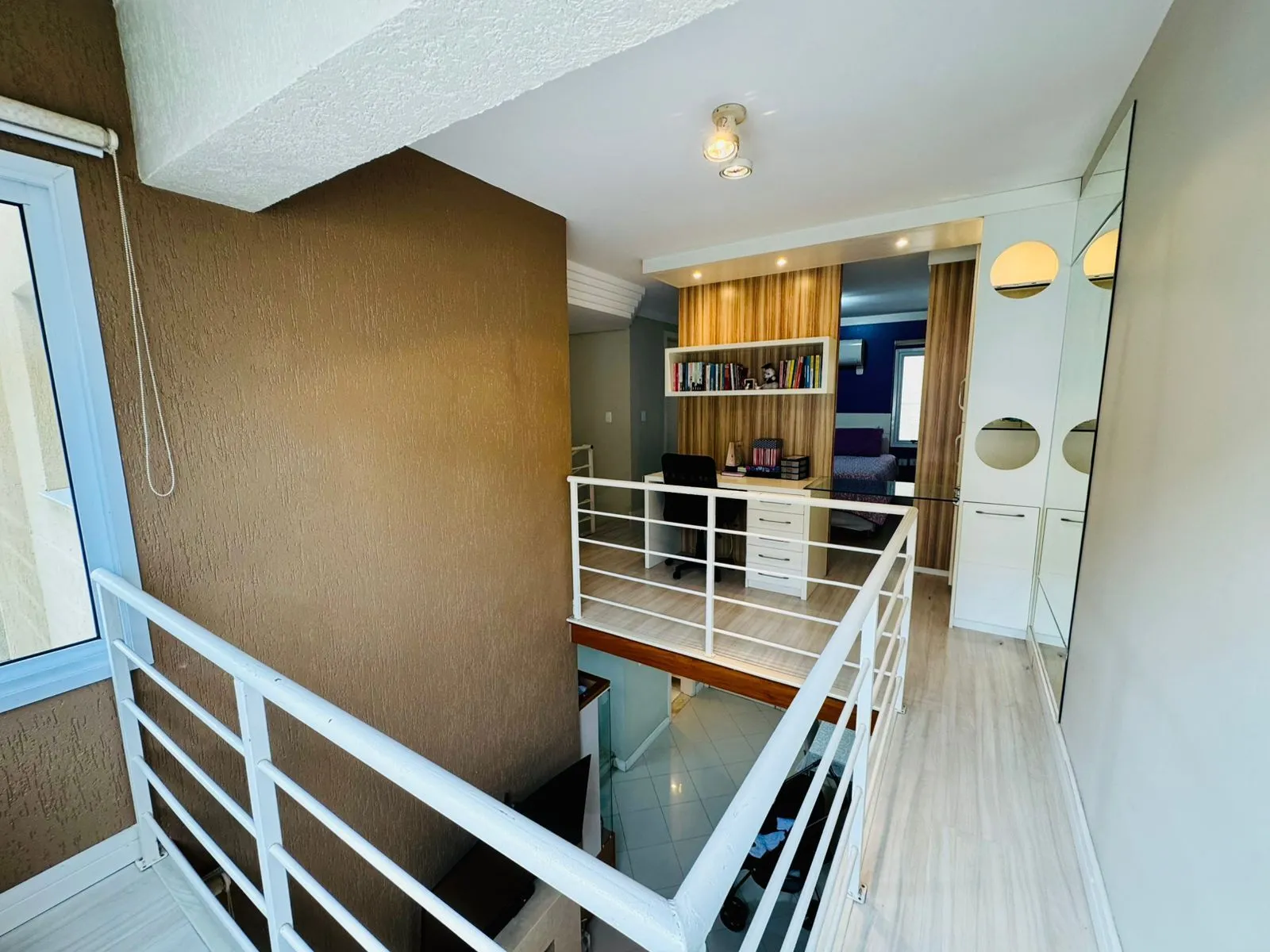 Imagem Duplex na Bela Vista, 2 dormitórios com espaço para home office, lareira e 2 vagas