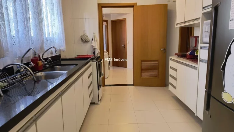 Imagem Apartamento à venda na Vila Mariana, com 4 suítes, 3 salas, 6 banheiros, 4 vagas.