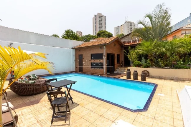 Imagem Casa com 460 metros quadrados de área total e 250 metros quadrados de área construída. Com 4 dorm...