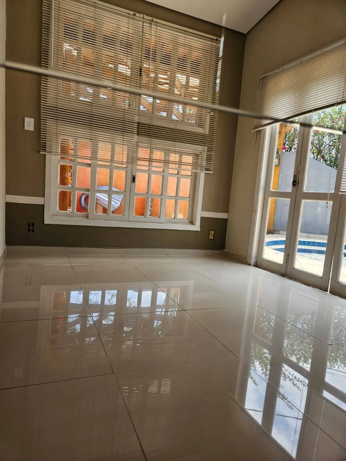 Imagem Linda Casa Nova em Higienópolis - 700m² de Terreno, 4 Suítes e Área de Lazer Completa