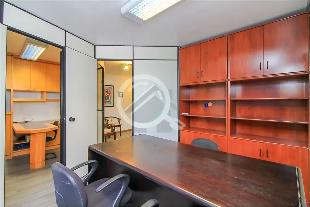 Imagem Ótima sala comercial dividida em três ambientes, mobiliada, localizada no bairro Higienópolis à ...