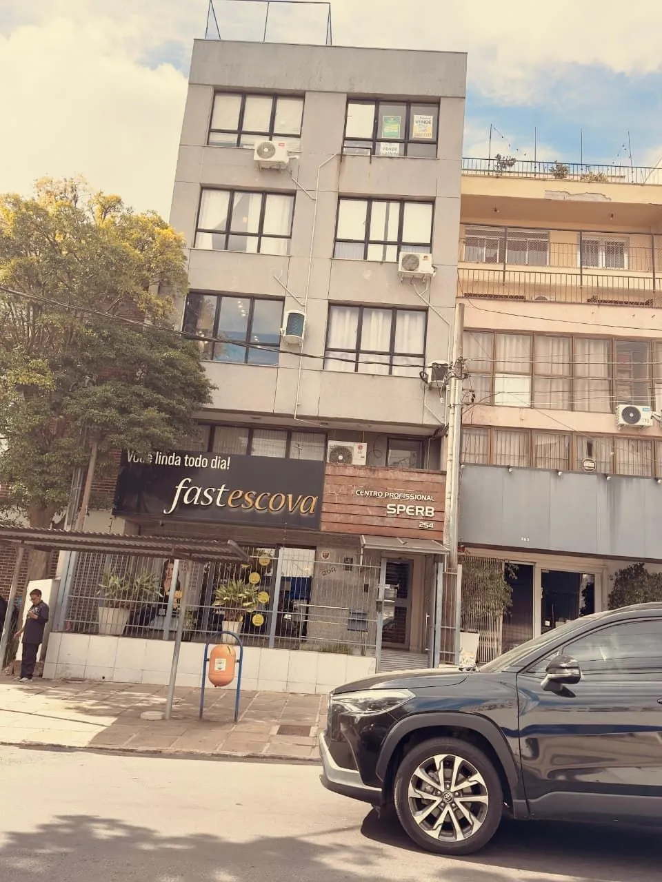 Imagem EXCELENTE SALA COMERCIAL REFORMADA COM TERRAÇO - MONT SERRRAT | PORTO ALEGRE