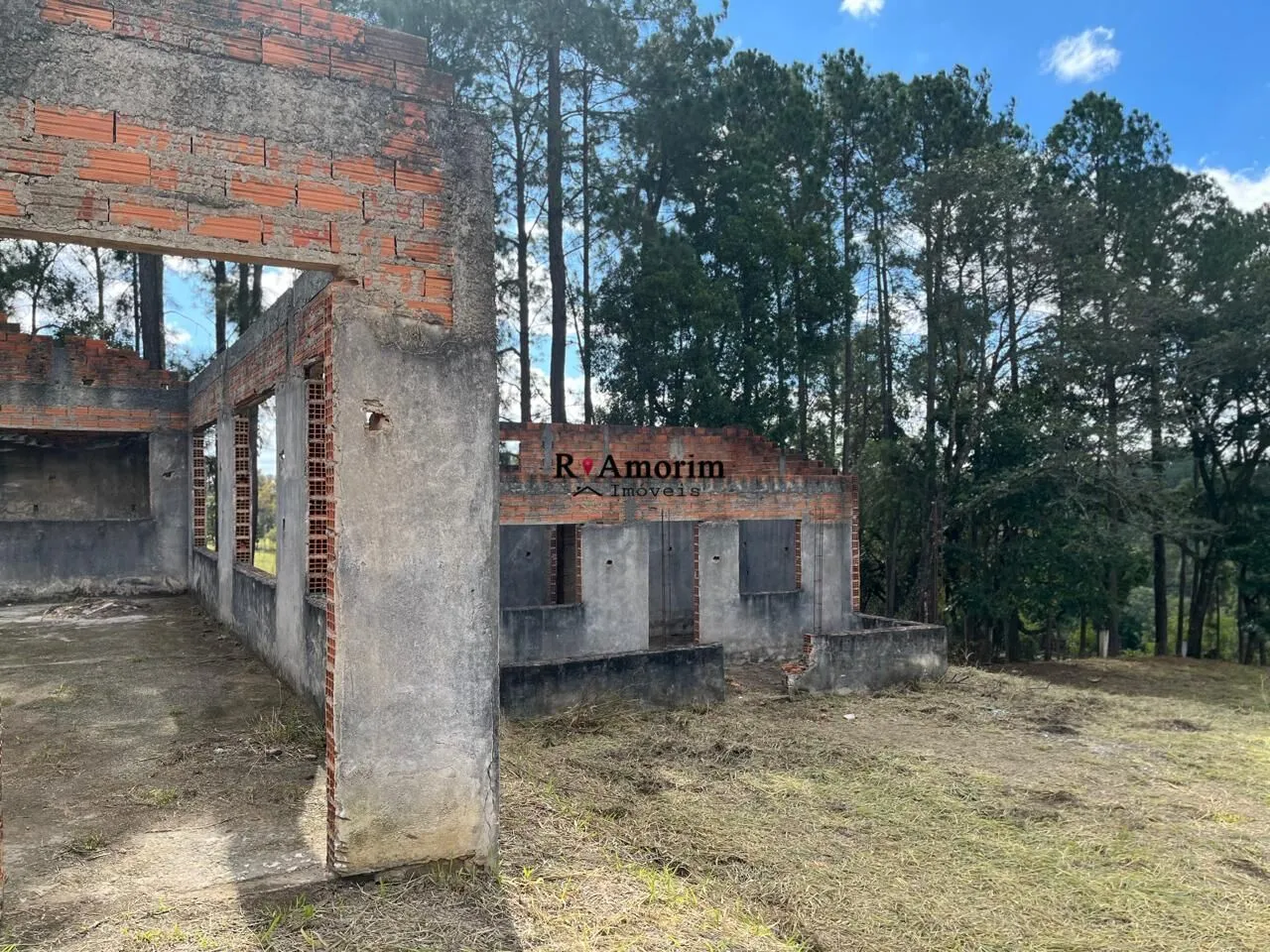 Imagem Terreno a venda em Itu com abundância de água, e área aproximada de 1.000 metros