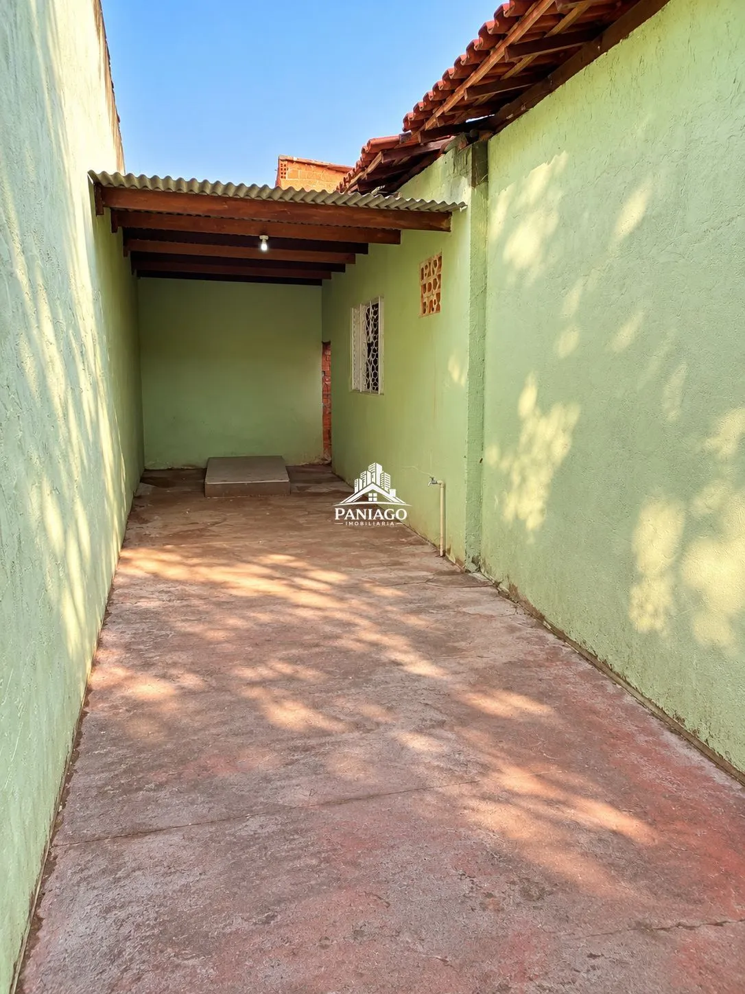 Imagem Casa Quintal, Espaço Externo, Localizada no Bairro Areão, Próxima à Região Centr