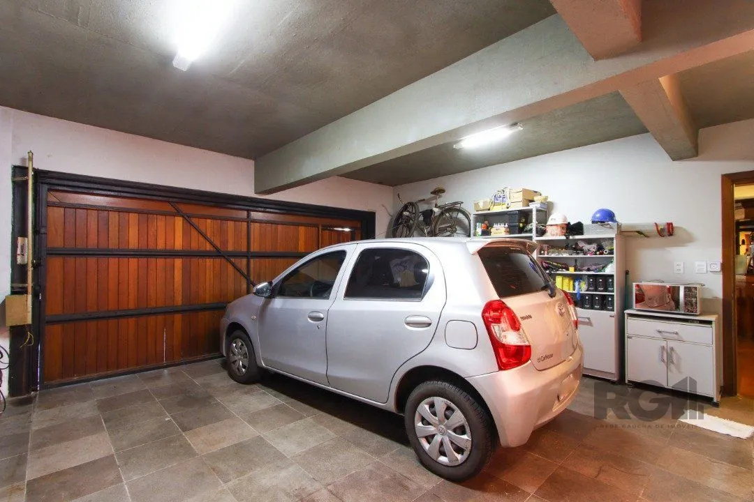 Imagem Casa com 4 dormitórios, sendo 1 suíte, com 2 vagas cobertas, no bairro Nonoai, Porto Alegre, RS
