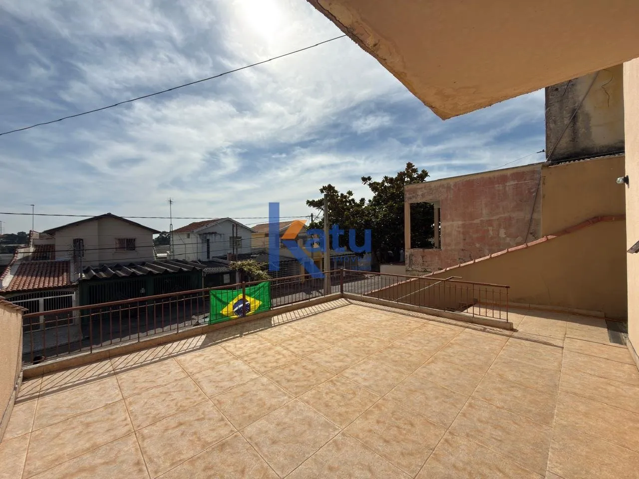 Imagem CASA PARA VENDA NO BAIRRO ELOY CHAVES EM JUNDIAÍ/SP

O imóvel possui 01 sala de estar equipada com...