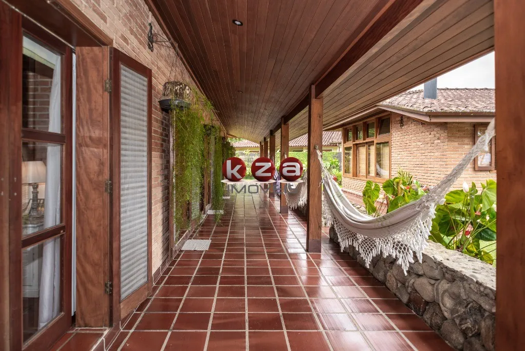 Imagem Casa de luxo a venda em Ubatuba, Praia Dura, frente para o mar. 6 suítes, 3 salas, 8 banheiros, 11 vagas, área gourmet592 m².