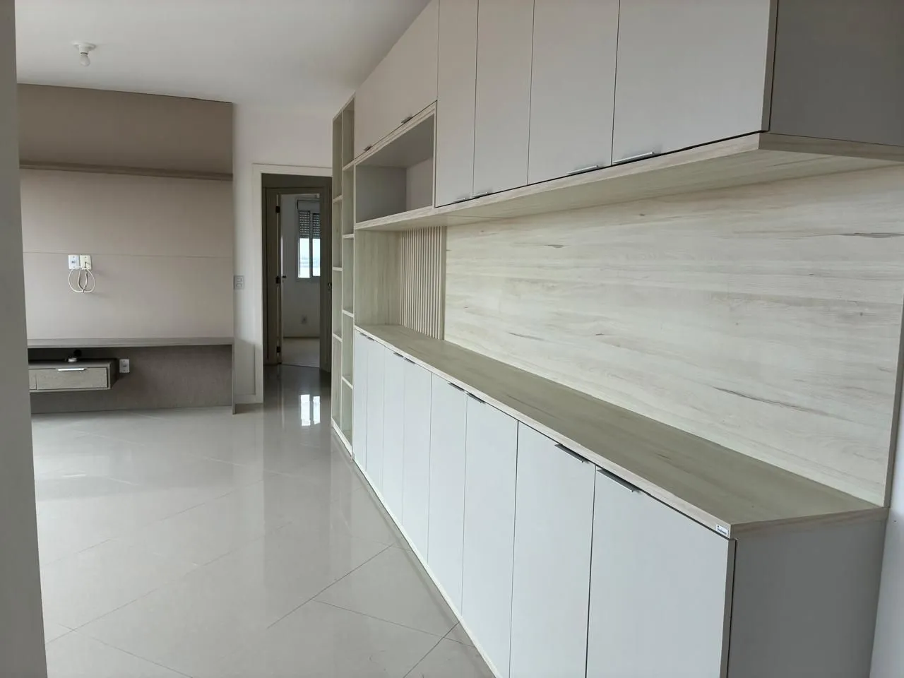 Imagem Vende-se amplo apartamento 3 quartos com suíte e 2 vagas no Menino Deus - 158,4m²
