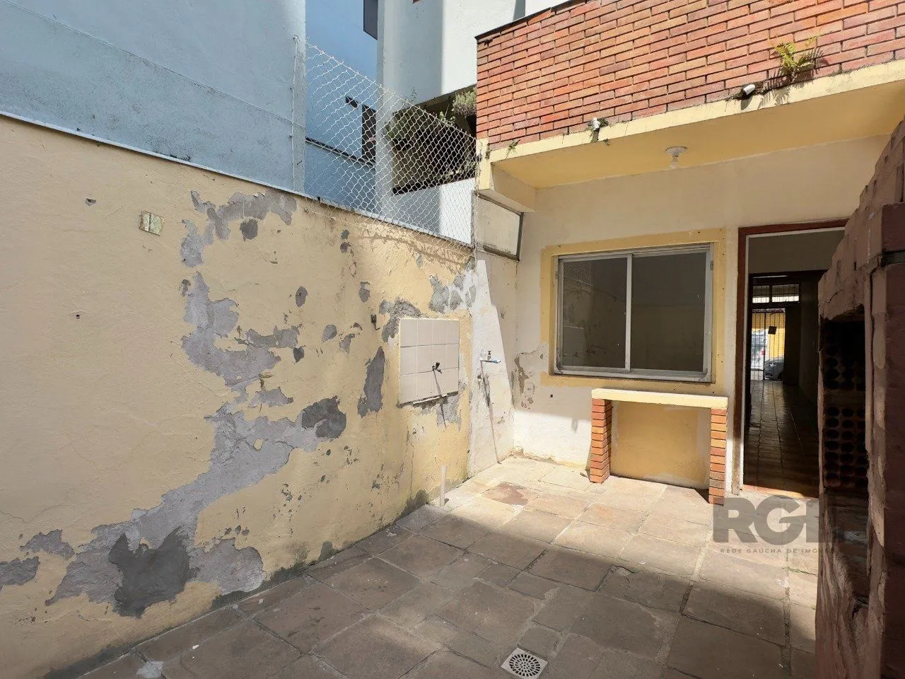 Imagem CASA COM 4 DORMITÓRIOS E PÁTIO COM CHURRASQUEIRA NO CENTRO HISTÓRICO