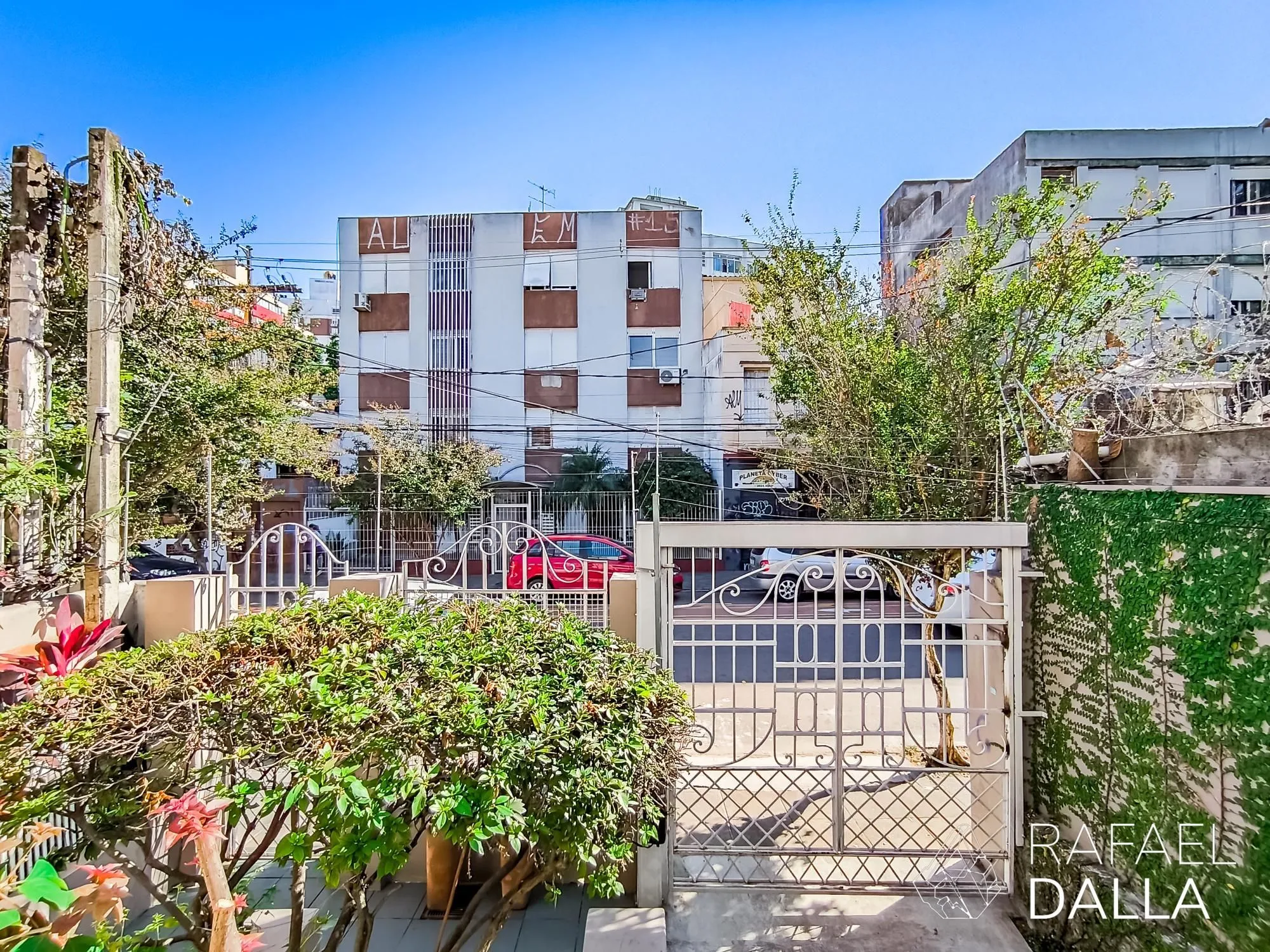 Imagem Casa impecável na Lopo Gonçalves com 4 dormitórios, garagem e pátio amplo