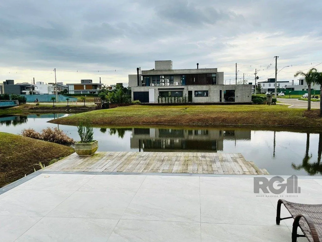 Imagem Casa para Comprar com 3 Suítes em Lote Molhado no Península Ponta da Figueira