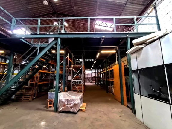 Imagem Galpão Comercial para Locação na Barra Funda, São Paulo-SP: 2 banheiros, 3 vagas de garagem, 600m² de Área