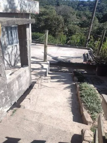 Imagem VENDA DE CASA NO TUPÃ ARUJÁ/SP, com 370m² sendo 2 casas, 03 dormitórios, sala, 02 cozinhas, 02 banheiros, área de lazer c/ churrasqueira. CONSULTE-NOS