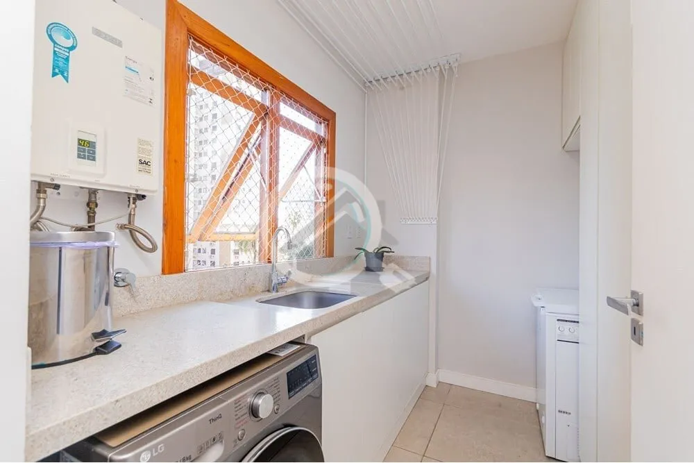 Imagem Este lindo apartamento de 120m² foi recentemente renovado com um projeto exclusivo que combina esti...