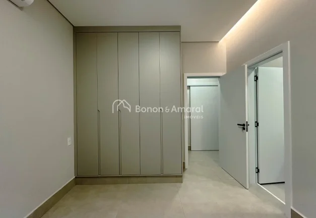 Imagem Casa térrea nova à venda com 3 quartos sendo 3 suítes, todas com armários planejados, ar condici...