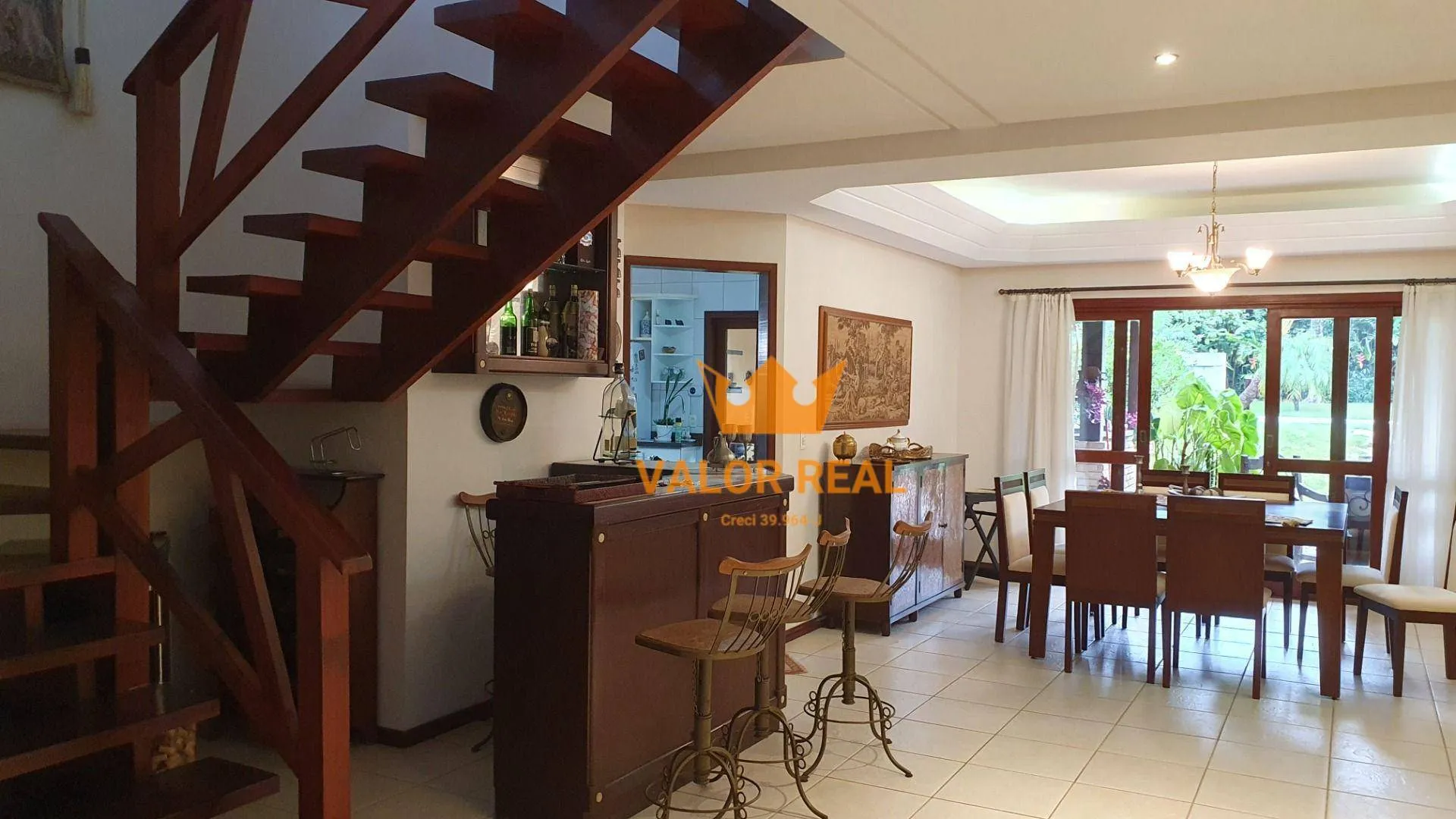 Imagem Casa em Condomínio de Alto Padrão, Venda ou Locação: AT 720 m2 e AC 390 m2, 4 suites, 4 vagas, piscina.