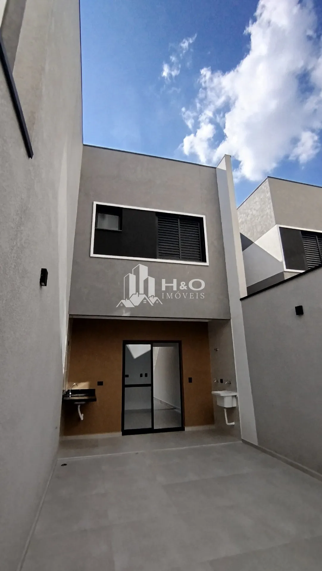 Imagem Oportunidade, Sobrado Frontal à Venda - 111m² de Área Útil | 3 Dormitórios | 3 Vagas, Bairro Jardim Brasília, Itaquera.