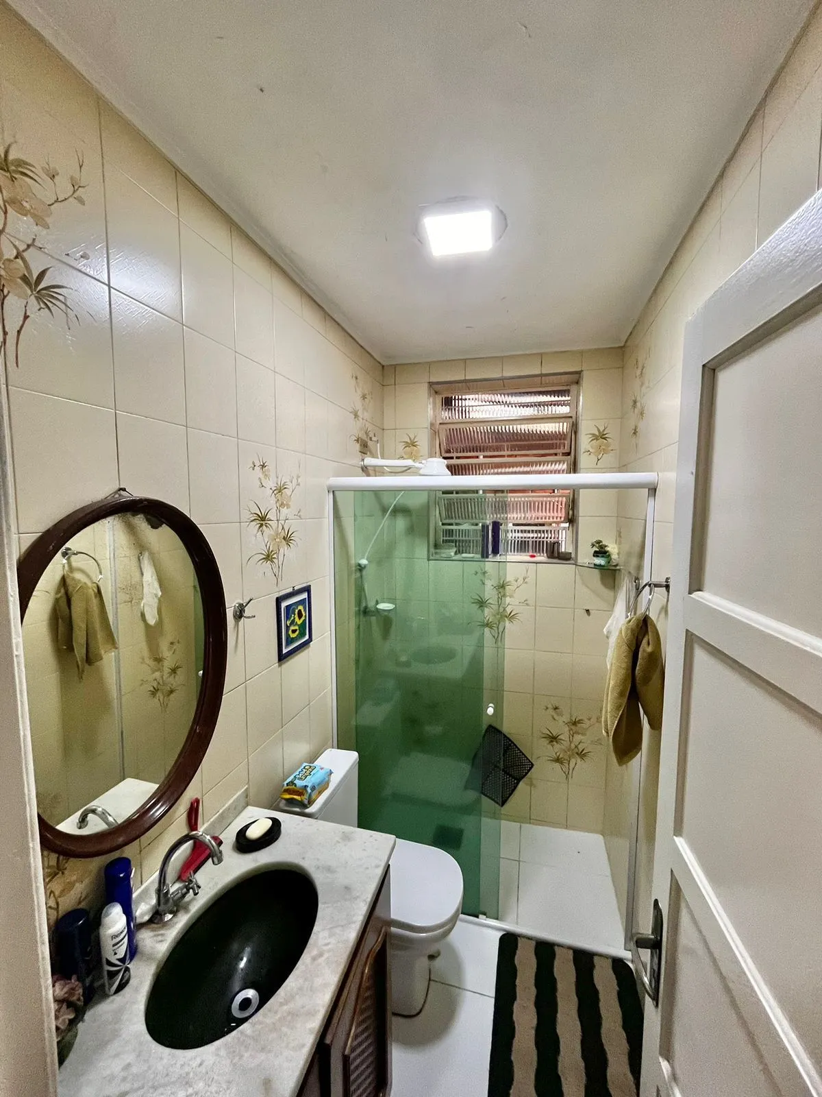 Imagem Apto térreo de 03 dorm, sala, banho, cozinha, reformado, com vaga de garagem.