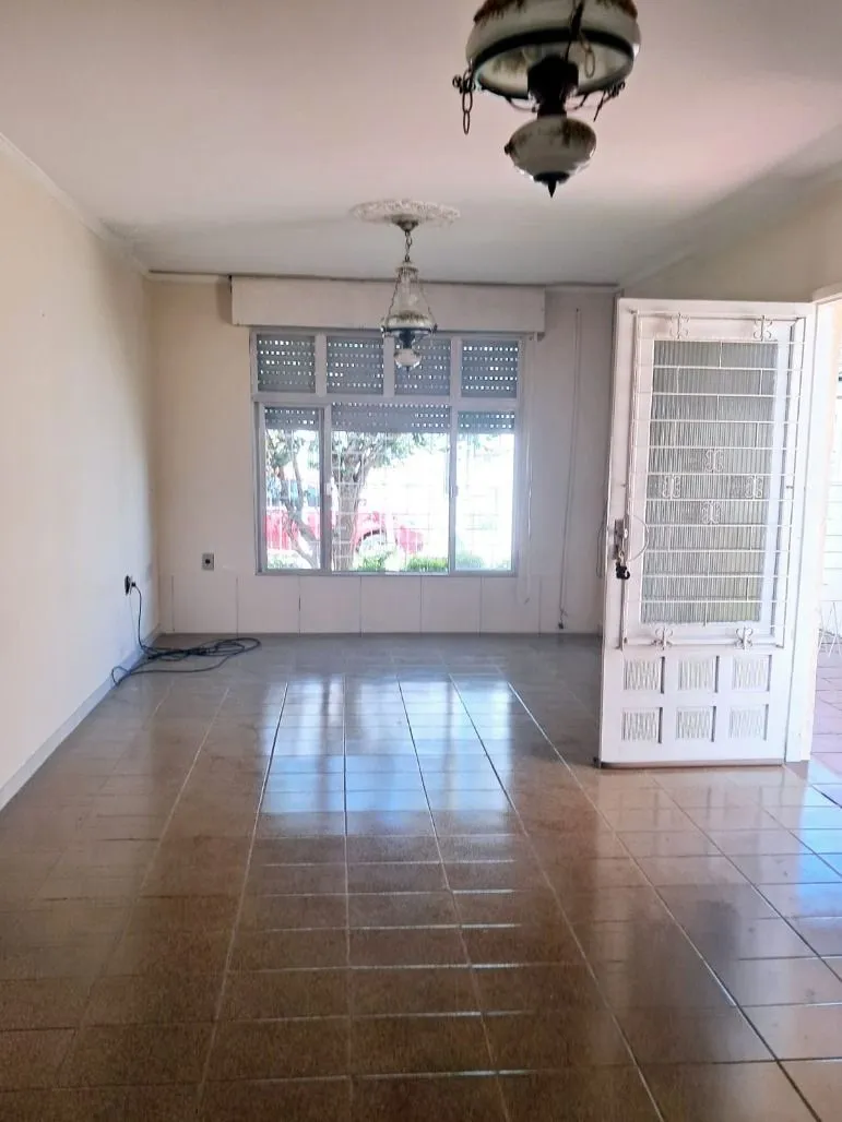 Imagem Boa casa térrea, com 03 dormitórios (sendo 01 suíte), sala, 02 banheiros