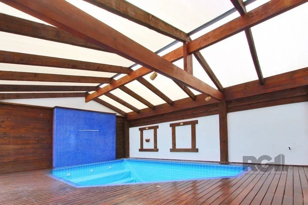 Imagem Excelente casa de 324m² com 4 dormitórios e 2 vagas.