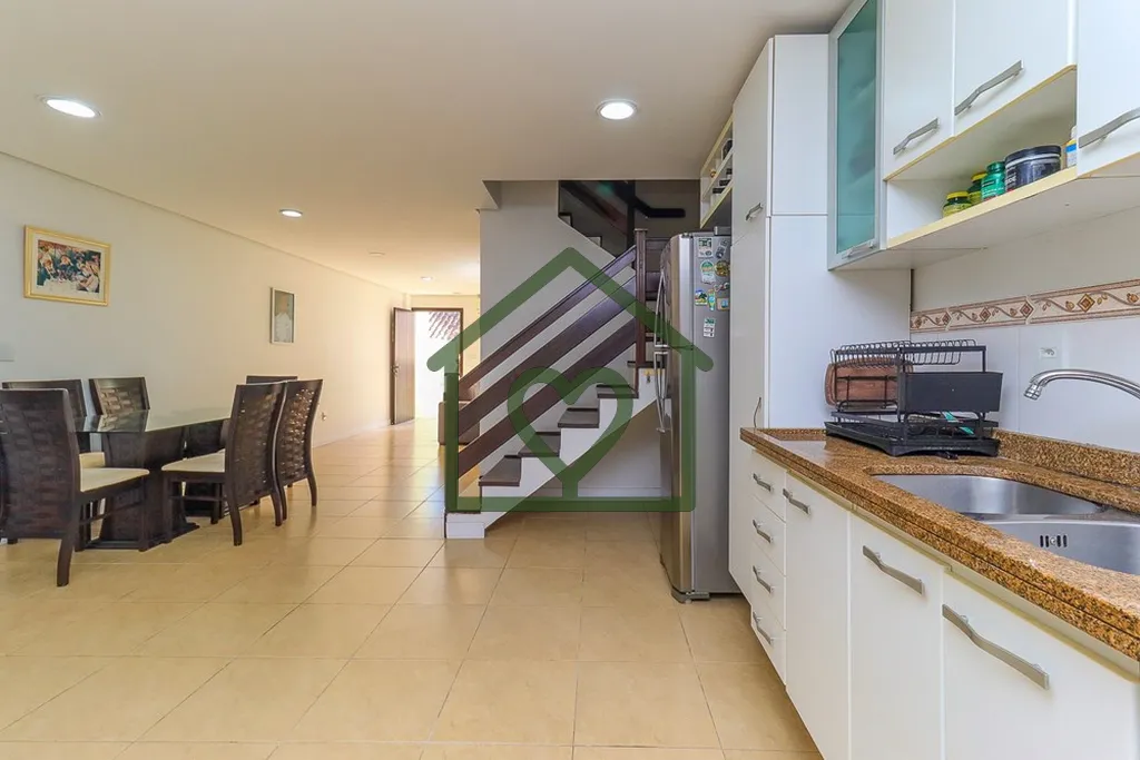Imagem Excelente Casa/Sobrado de 155m² privativos; logo na entrada 3 vagas de garagem, sendo duas cobertas...