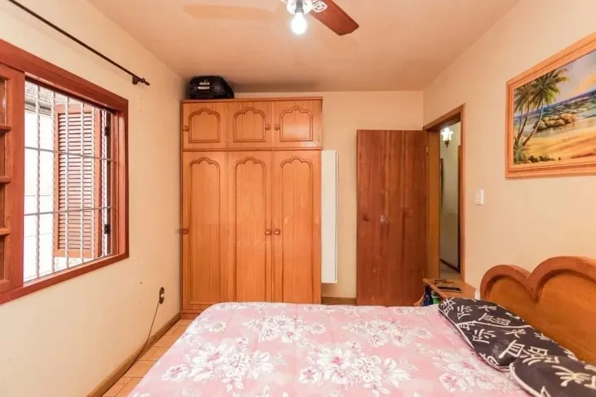Imagem Casa térrea com 200m² privativos, 3 quartos, Rua Sylvio Sanson - Sarandi