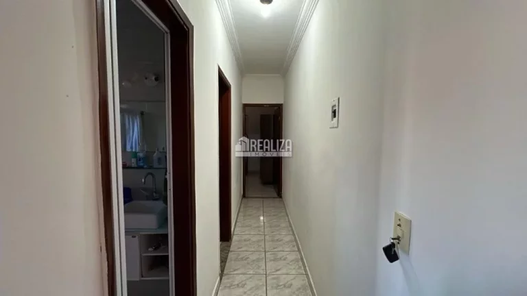 Imagem Casa à venda no bairro São Benedito em Uberaba | 3 dormitórios, suíte, churrasqueira e quintal