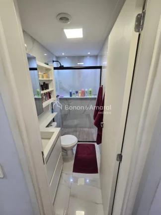 Imagem Com 68 m² de área útil, este apartamento totalmente reformado combina conforto, sofisticação e ...